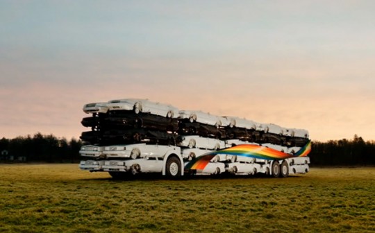 Környezetvédelmi szimbólum: Járjunk autó helyett busszal!